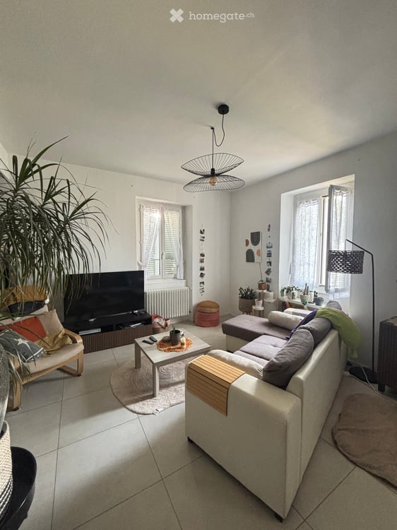 Charming 10-Room Villa for Rent in Castel San Pietro, Ticino 4