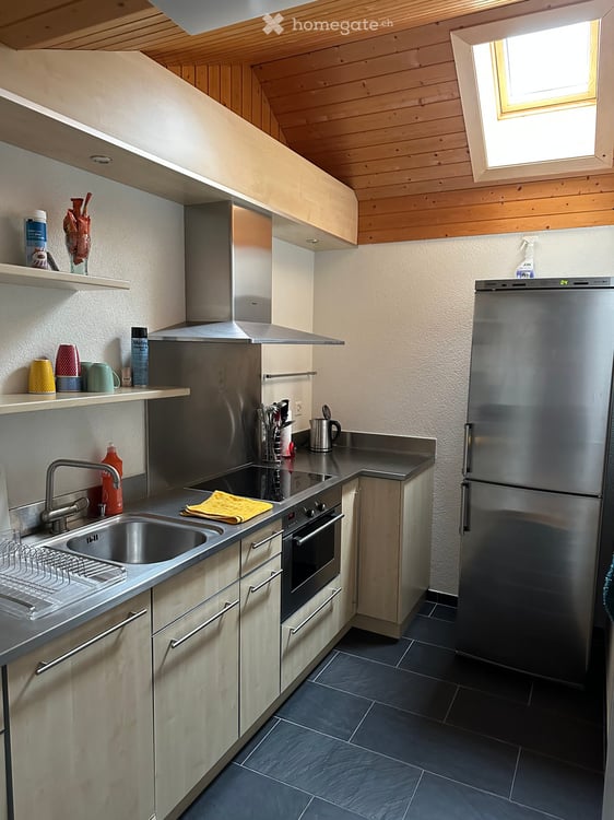 Charmante 3.5-Zimmer-Wohnung mit Balkon und schöner Aussicht in Sattel 7