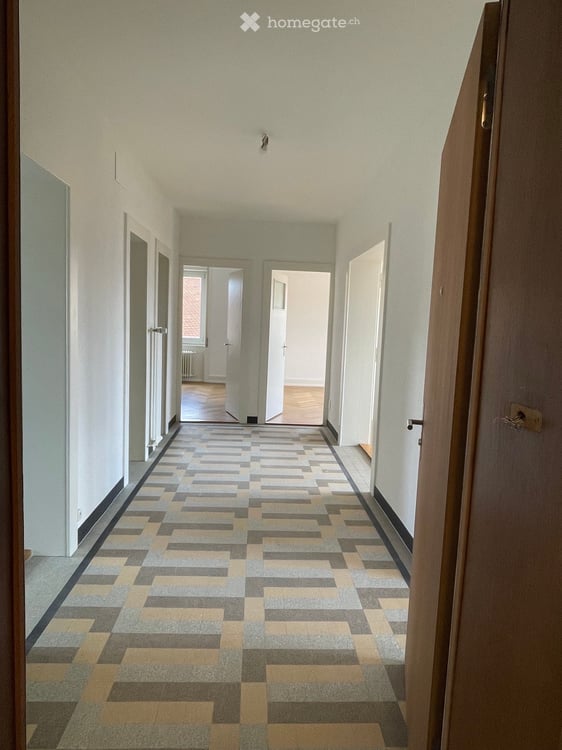 Charmante 4.5-Zimmer-Wohnung mit Balkon und Bergblick in Freiburg 3