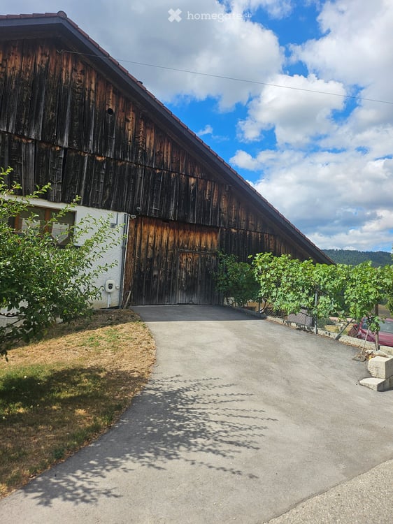 Appartement meublé de 3.5 pièces à Couvet – Charme historique et cadre naturel exceptionnel 2