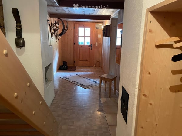 Charmante Bauernhaushälfte mit Garten und Schopf in Rueras, Graubünden 8