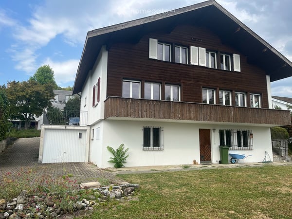 Freistehendes 5.5-Zimmer-Einfamilienhaus mit Galerie und herrlicher Berg- und Seesicht