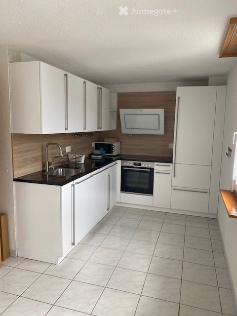 Charmante 3.5-Zimmer-Dachwohnung in Näfels – Wohnen mit Charakter und Bergblick 2