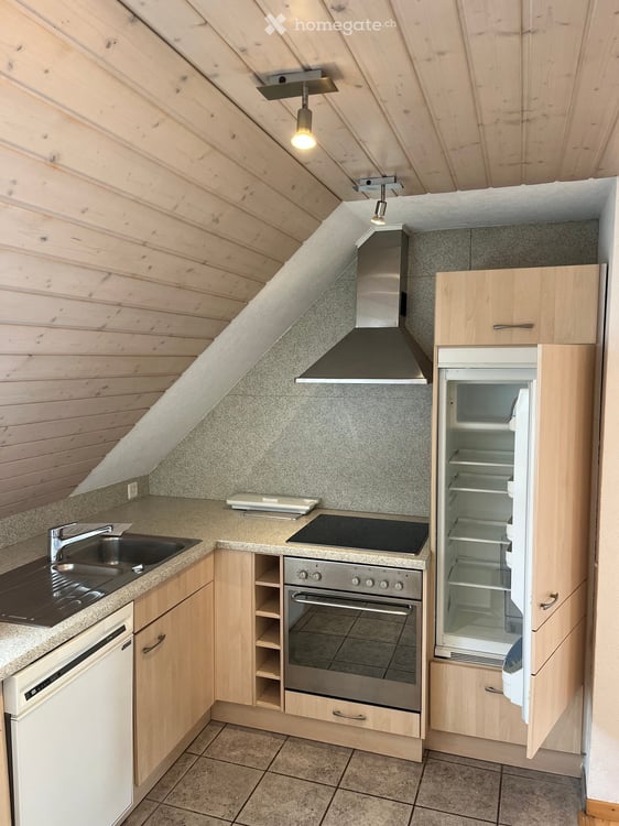 Charmante 2.5-Zimmer-Dachwohnung mit Balkon in Rapperswil SG ( beim Sonnenhof ) 3