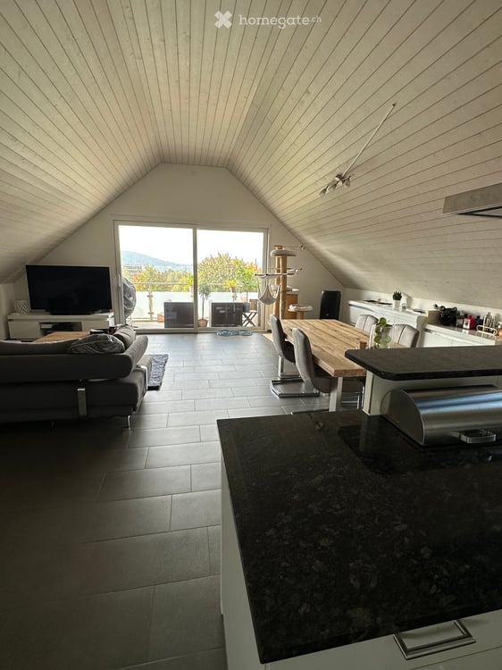 Charmante 2.5-Zimmer-Dachwohnung mit Balkon in Wallisellen