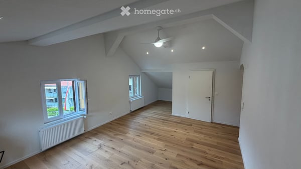 Charmante 3.5-Zimmer-Dachwohnung in Zizers – modern renoviert mit Balkon und schöner Aussicht