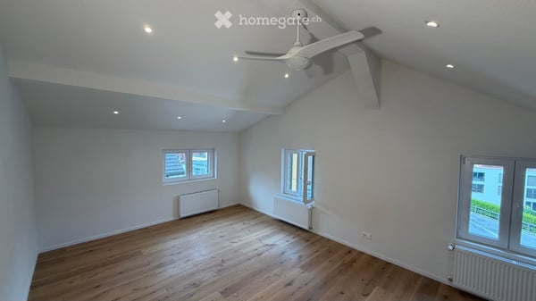 Charmante 3.5-Zimmer-Dachwohnung in Zizers – modern renoviert mit Balkon und schöner Aussicht 3