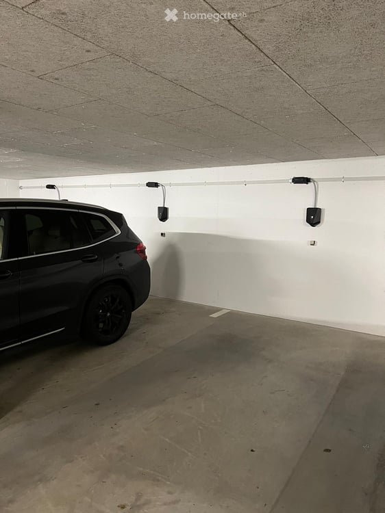 Parkplatz Einstellhalle mit Ladestationen für Elektroautos 3