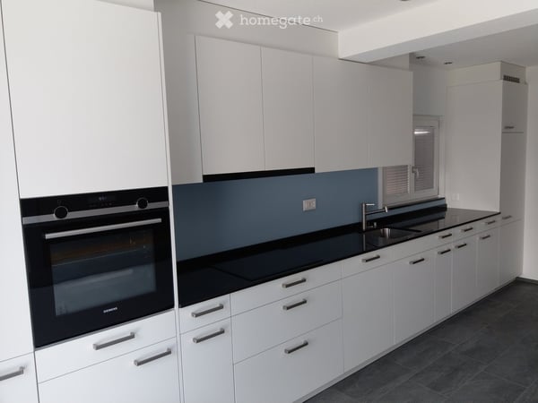 Zweitvermietung dieser grosszügigen 3.5-Zimmer-Wohnung mit grossem Sitzplatz + speziellem Grundriss 1