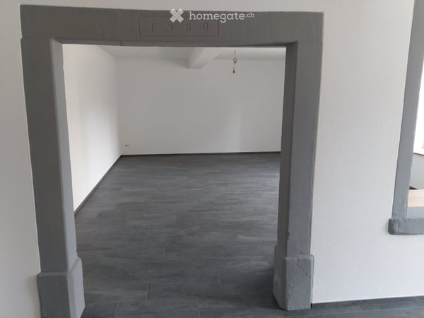 Zweitvermietung dieser grosszügigen 3.5-Zimmer-Wohnung mit grossem Sitzplatz + speziellem Grundriss 4