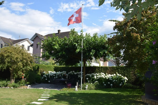 Freistehendes 5.5-Zimmer-Einfamilienhaus mit Wintergarten, Cheminée und traumhaftem Garten 2