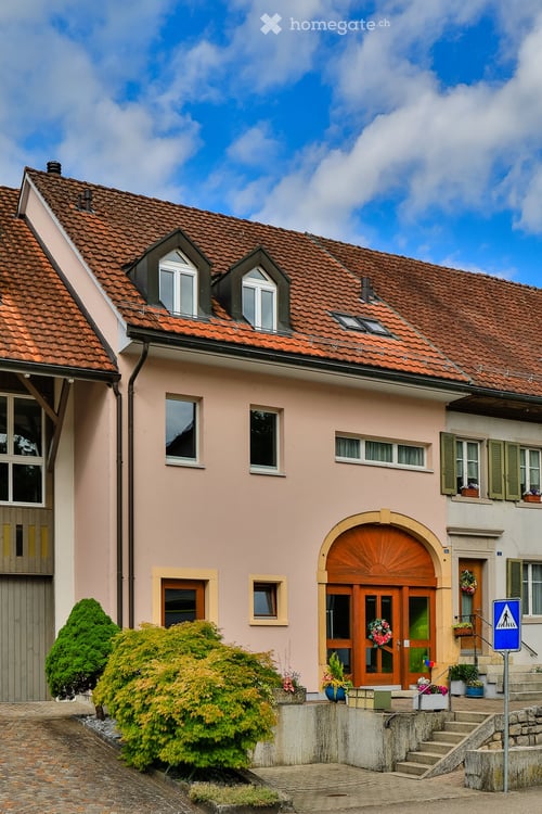 Gepflegtes Einfamilienhaus an zentraler Lage, mit Wohnen über den Dächern 2
