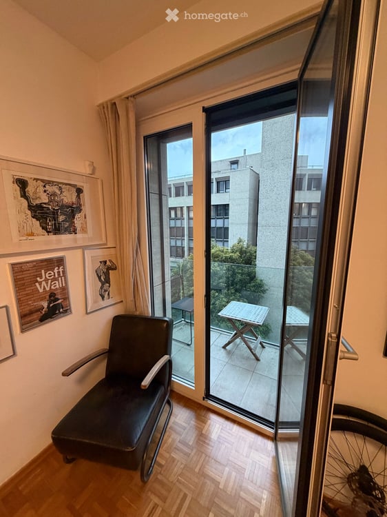 Camera moderna con balcone privato in appartamento condiviso da 3 persone 2