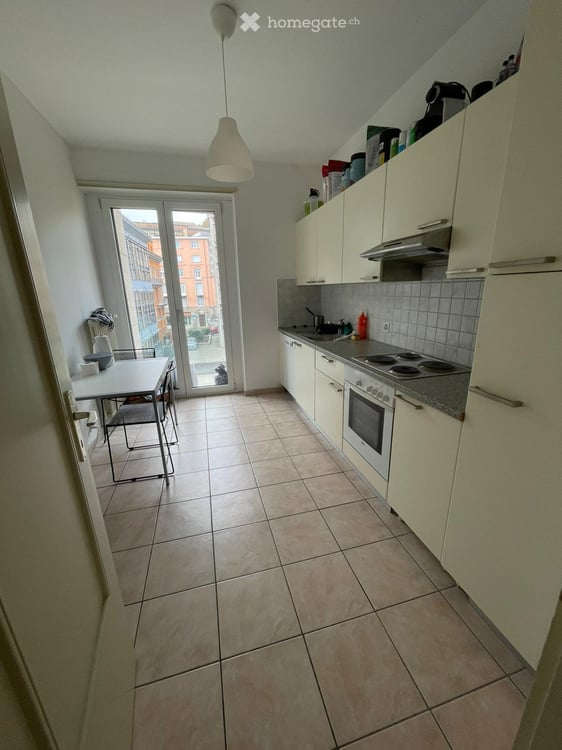 Camera moderna con balcone privato in appartamento condiviso da 3 persone 4