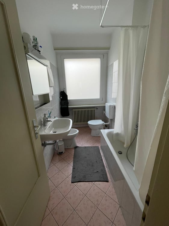 Camera moderna con balcone privato in appartamento condiviso da 3 persone 5