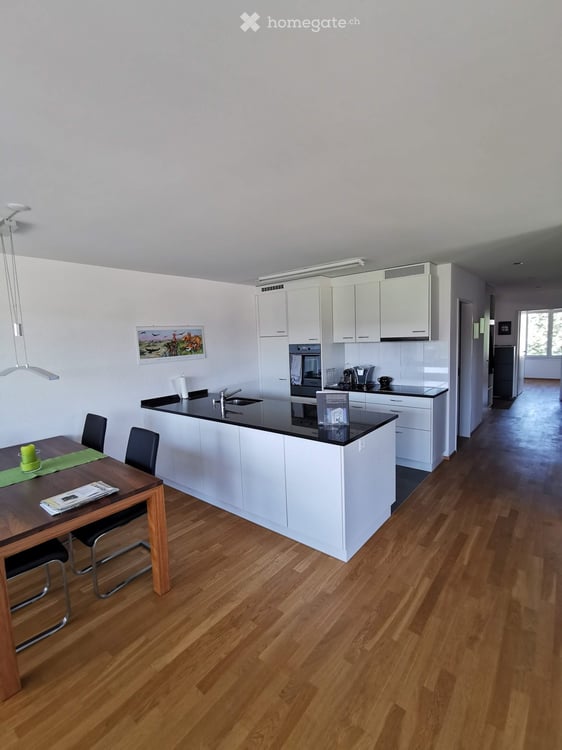 Grosszügige 3.5 Zimmer Wohnung im 1.OG 2
