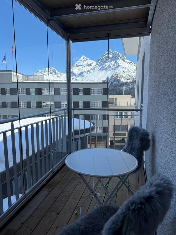 Charmante 2-Zimmer-Wohnung (Erstwohnung) in Arosa mit Balkon und traumhafter Berglage 1