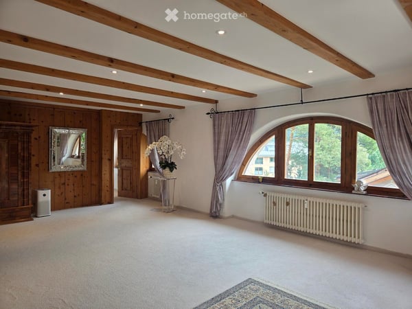 Charmante 4-Zimmer-Wohnung mit malerischer Bergsicht und Balkon 2
