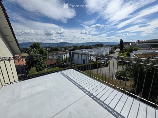 Charmante 4.5-Zimmer-Dachwohnung mit Bergblick in Hombrechtikon
