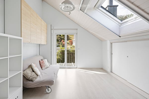Large ( 281 m2), 7.5-Room Single Family Home perfectly located between Zürich and Zug 11