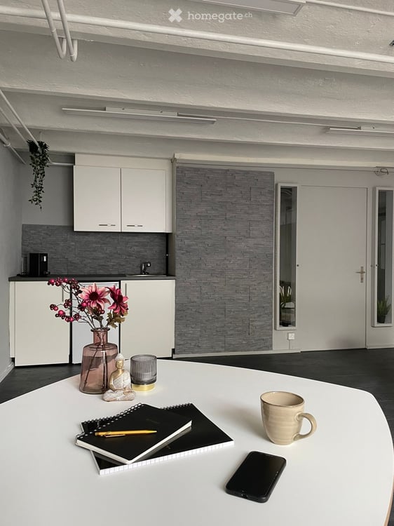 Charmantes Ladenlokal / Büro an der Kantonstrasse in Freienbach 1