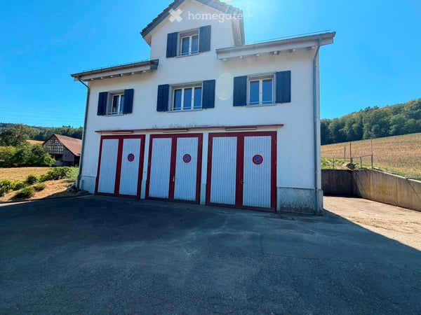 Charmantes ehem. Feuerwehrmagazin inkl. 4.5 Zimmerwohnung mit Doppelgarage 2