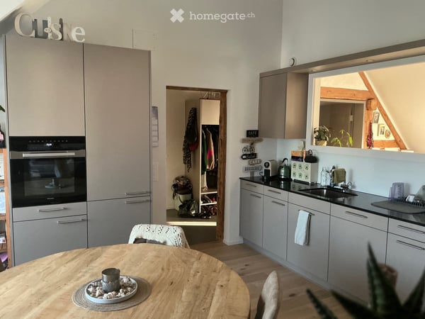 Charmante 3.5-Zimmer-Dachwohnung in renoviertem Bauernhaus in Flaach per 1. Oktober '26 2