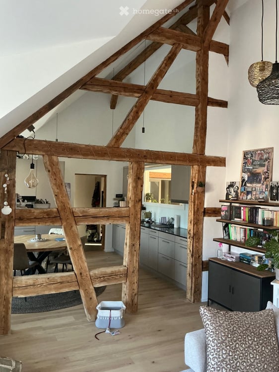 Charmante 3.5-Zimmer-Dachwohnung in renoviertem Bauernhaus in Flaach per 1. Oktober '26 3