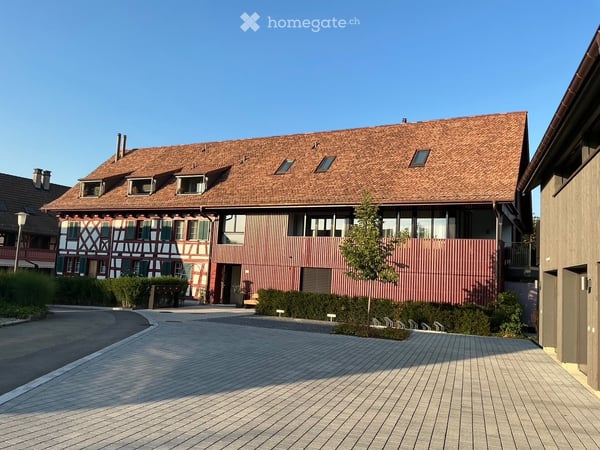 Charmante 3.5-Zimmer-Dachwohnung in renoviertem Bauernhaus in Flaach per 1. Oktober '26 1