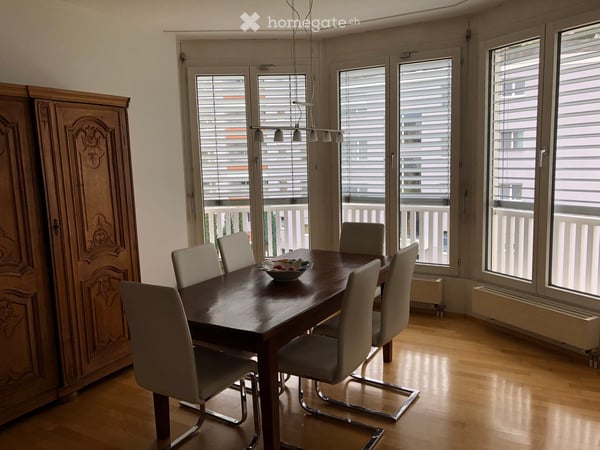 3.5 Zimmerwohnung, 2. (oberster) Stock mit 51 m² Dachterrasse darüber und Einstellparkplatz 3