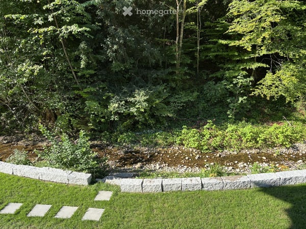 Komplett saniertes, familienfreundliches Einfamilienhaus mit grossem Garten und Bach 3
