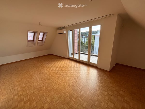 Helle, charmante 2.5-Zimmer-Dachwohnung in Zürich Albisrieden 2