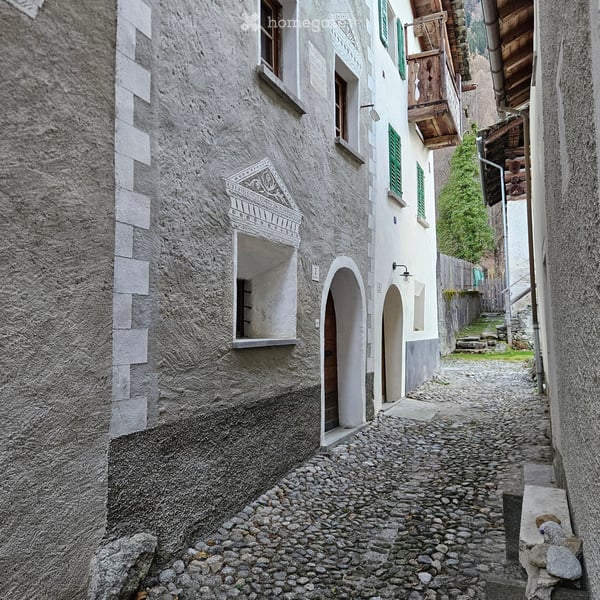 Historischer 5.5-Zimmer-Hausteil mit Garten in Bondo 1
