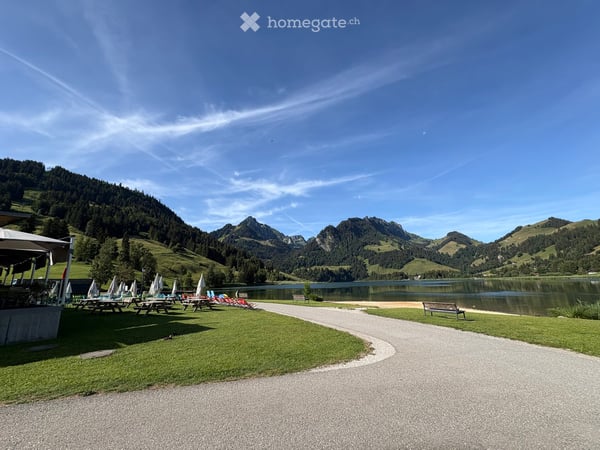 Charmante 4.5-Zimmer-Dachwohnung in Schwarzsee 1