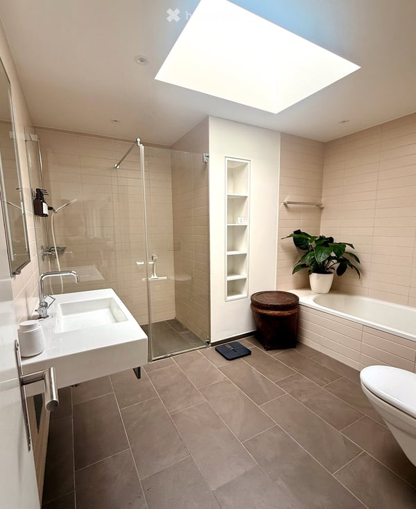Hochwertig möbliertes 3.5-Zimmer-Penthouse mit zwei Terrassen im Kreis 5 5