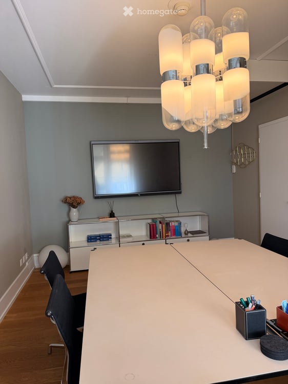 Modernes Büro mit Sicht auf den Sechseläutenplatz – sofort verfügbar 9