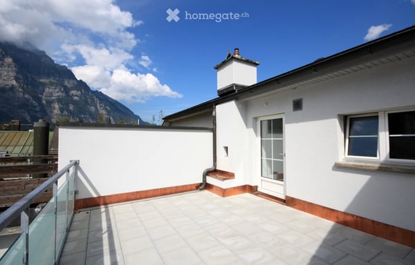 Charmante 3.5-Zimmer-Dachwohnung mit Terrasse und Bergblick in Glarus 8