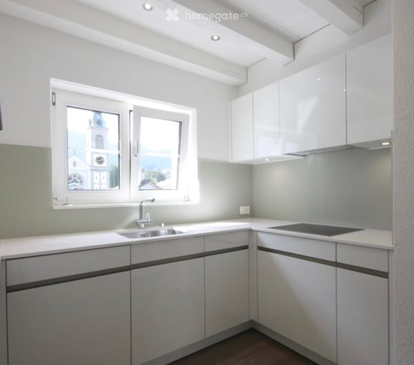 Charmante 3.5-Zimmer-Dachwohnung mit Terrasse und Bergblick in Glarus