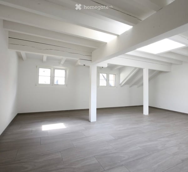 Charmante 3.5-Zimmer-Dachwohnung mit Terrasse und Bergblick in Glarus 2