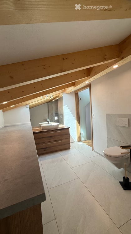 Erstbezug!         Charmante 3.5-Zimmer-Dachwohnung mit Galerie & Lift in Benken ZH 12