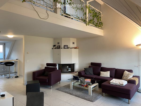 Charmante 4.5-Zimmer-Maisonette-Wohnung mit Balkon und Kamin in Volketswil 1