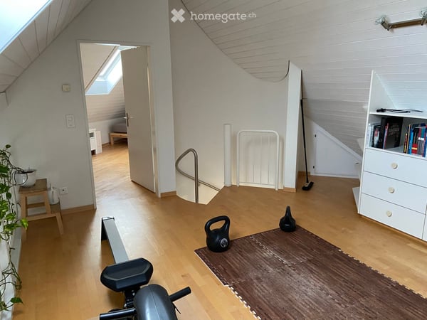 Charmante 4.5-Zimmer-Maisonette-Wohnung mit Balkon und Kamin in Volketswil 9