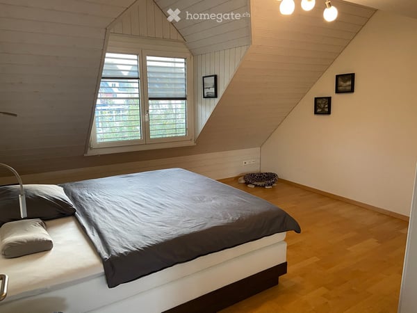 Charmante 4.5-Zimmer-Maisonette-Wohnung mit Balkon und Kamin in Volketswil 6