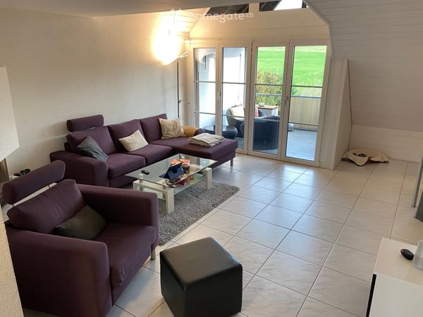 Charmante 4.5-Zimmer-Maisonette-Wohnung mit Balkon und Kamin in Volketswil 2