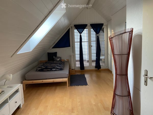 Charmante 4.5-Zimmer-Maisonette-Wohnung mit Balkon und Kamin in Volketswil 10