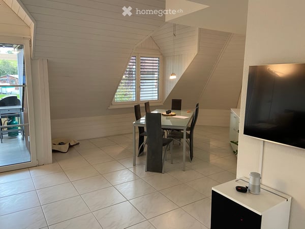 Charmante 4.5-Zimmer-Maisonette-Wohnung mit Balkon und Kamin in Volketswil 3