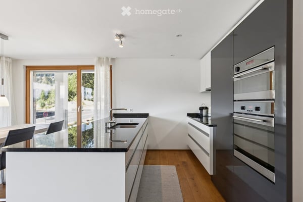 Grosszügige 4.5 ZWG mit Südwest-Balkon und Bergsicht (Zweitwohnung möglich) 4