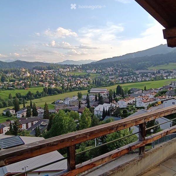 Charmante 3-Zimmer-Dachwohnung mit Balkon und Bergpanorama in Flims Dorf