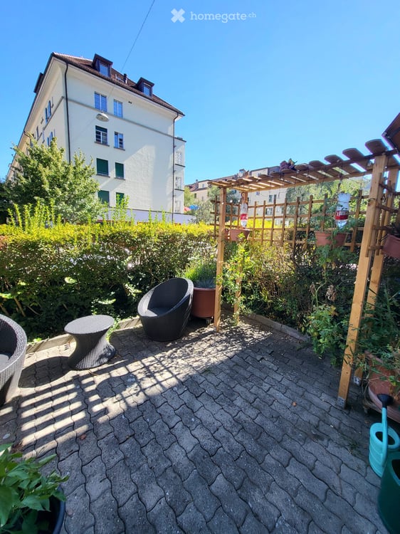 Helle 3.5-Zimmer-Wohnung mit 2 Sitzplätzen