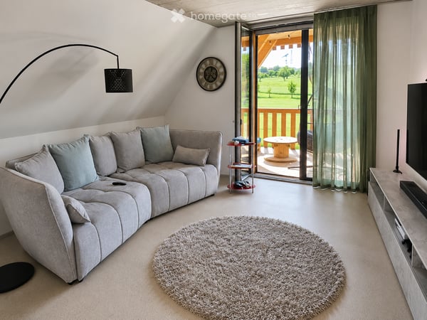 Modern wohnen im Grünen – helle 3.5-Zimmer-Dachwohnung mit Terrasse